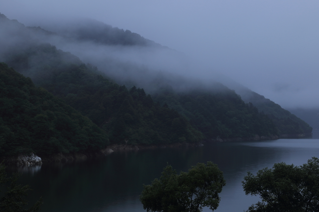早朝の湖畔にて…（魚沼　奥只見）