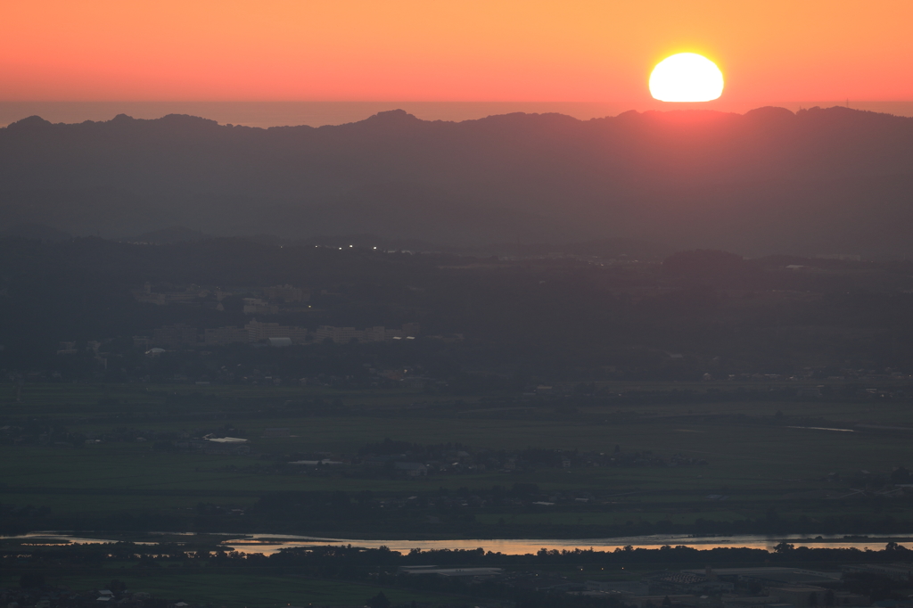 沈みゆく夕日に…（長岡　南蛮山）