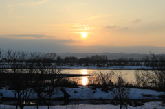 晩冬の夕日（長岡）