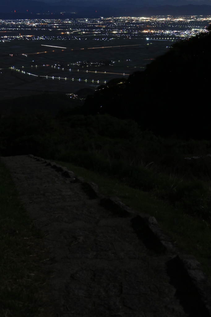 下界への階段（弥彦山山頂）