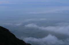 夜明け前の龍雲たち（弥彦 山頂）