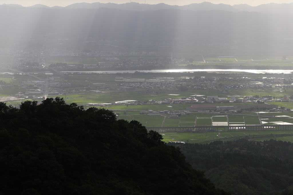 夕日の光芒【中望遠】（長岡　南蛮山）