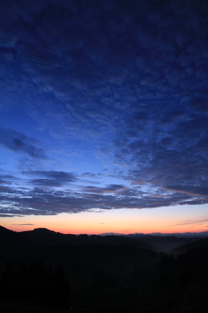 深い蒼空と黒い谷（高柳）