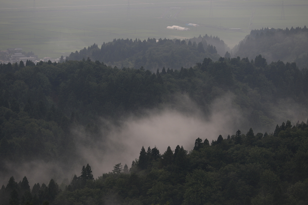 霧立ちぬ山里（長岡　八方台）