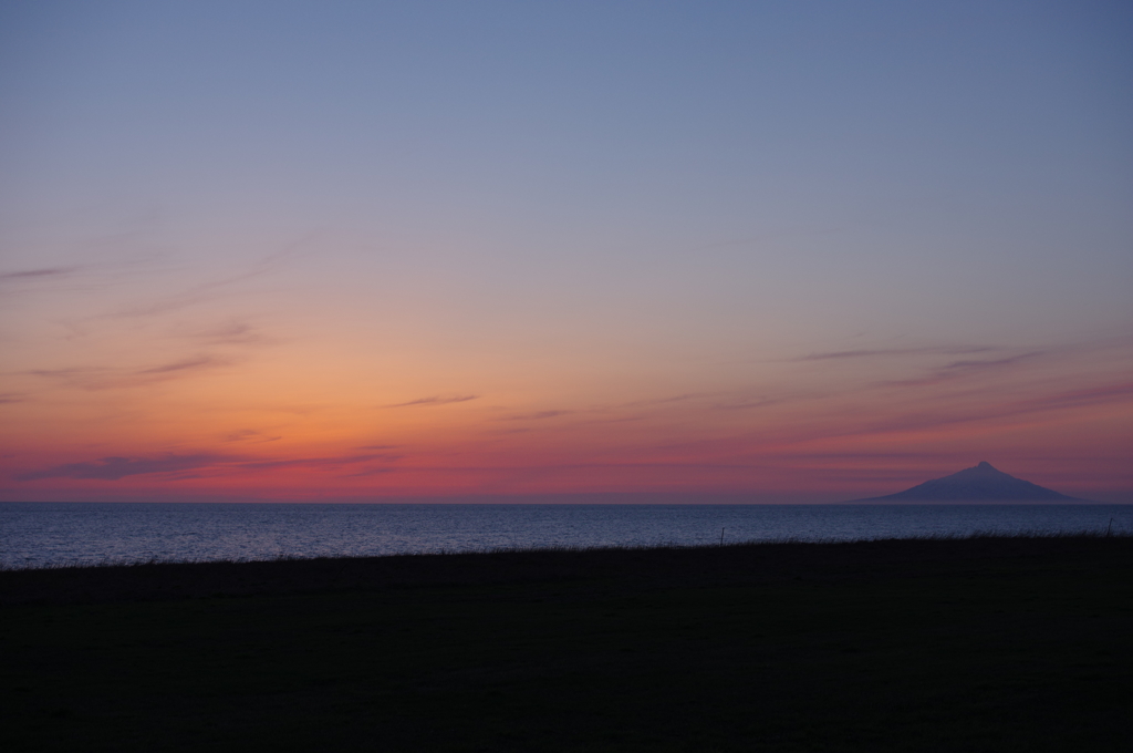 夕焼けに沈む島