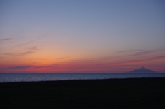 夕焼けに沈む島