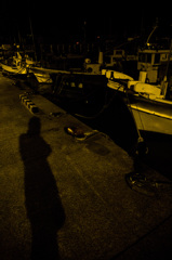 夜明けまえの漁港