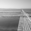 砂浜と木の桟橋