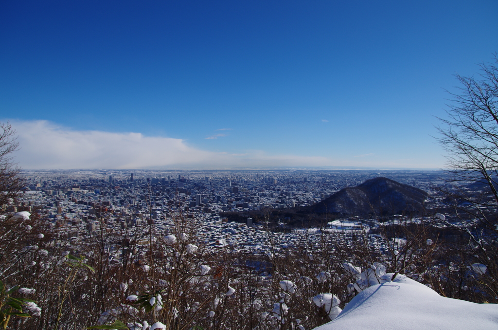 三角山から円山を観て