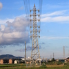 田に建つ鉄塔