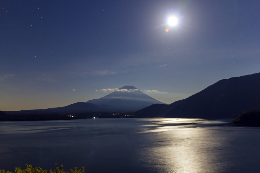本栖湖から見た月夜の富士山