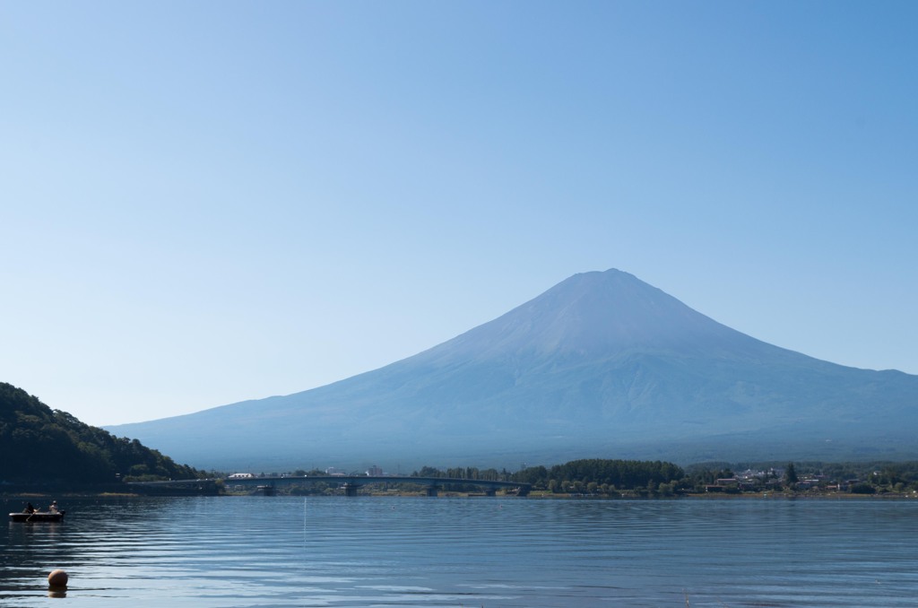 河口湖湖畔より望む富士