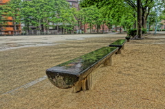 雨の中のベンチ（絵画調HDR）