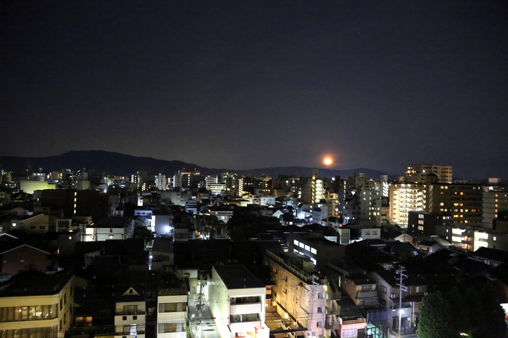 東山の月