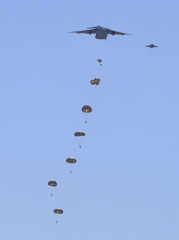 XC-2　空挺隊降下試験