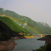 ダム湖上にかかる虹