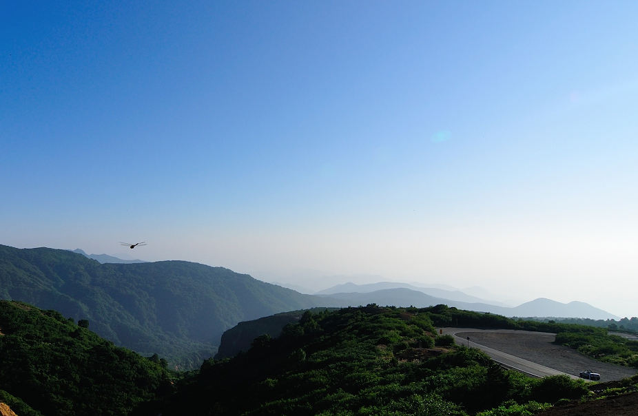 初秋　赤トンボとビートと蔵王連峰