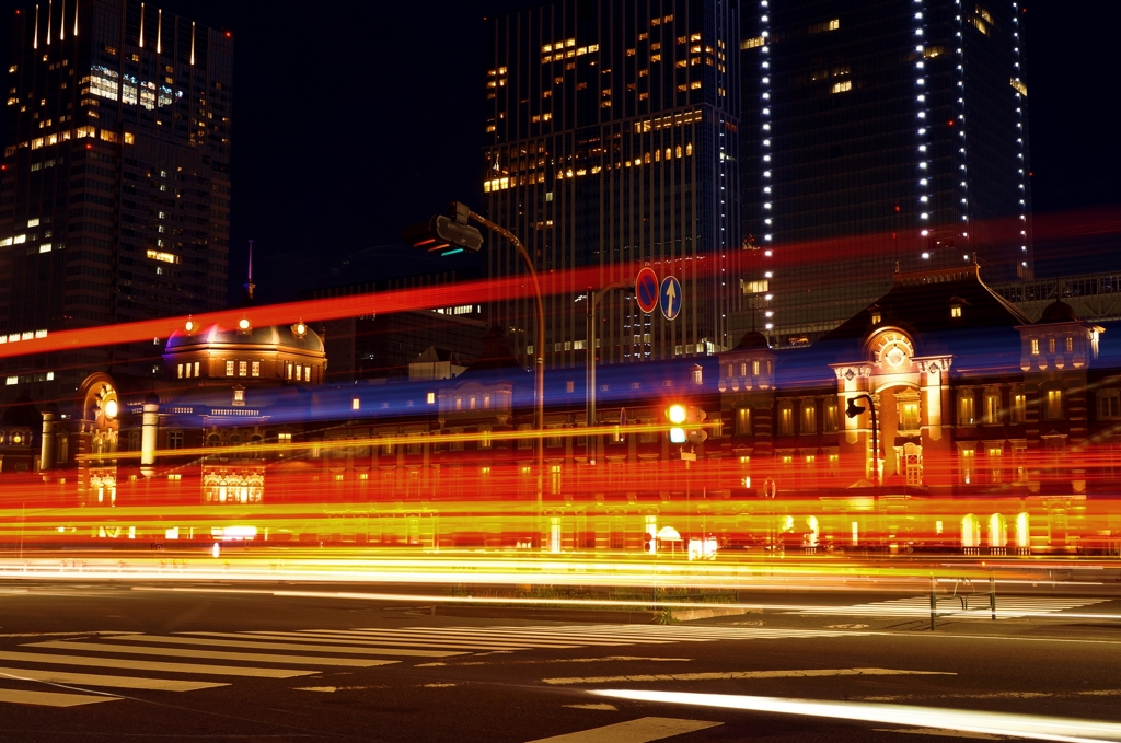 光の中の東京駅