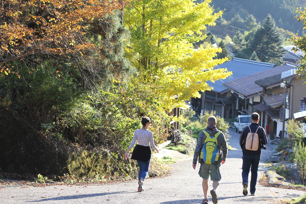 黄葉の馬籠宿