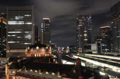 東京駅の夜景３－駅ビルと高層ビル