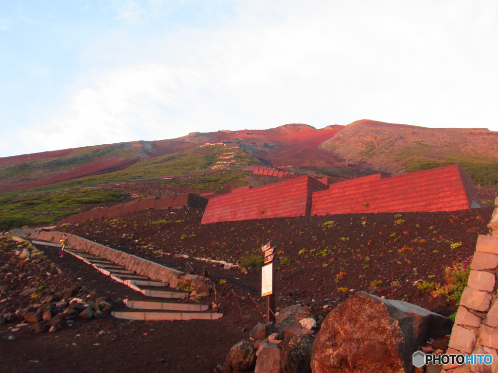 富士山登山１－早朝の富士山の岩肌