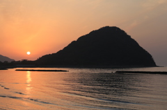 菊ヶ浜から見た指月山と夕日