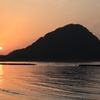 菊ヶ浜から見た指月山と夕日