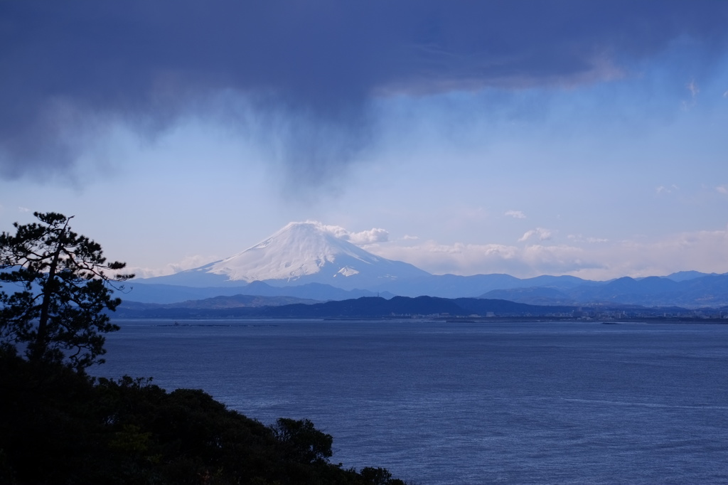 富士山にのしかかる怪しげな雲