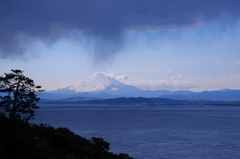 富士山にのしかかる怪しげな雲