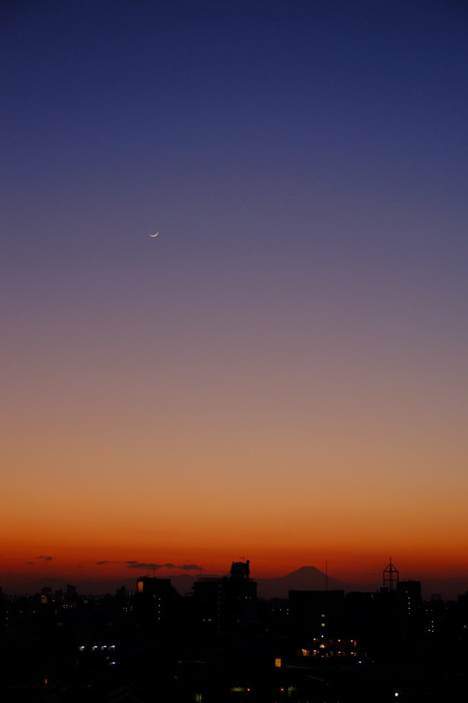 夕闇に上る三日月