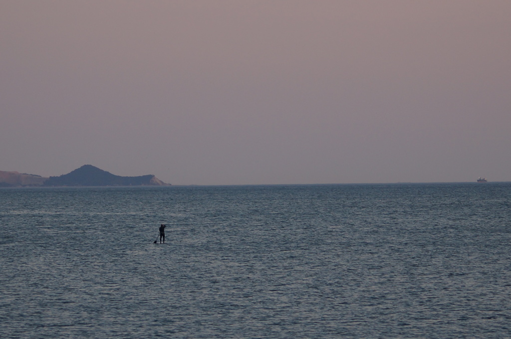 夕海に立つ人