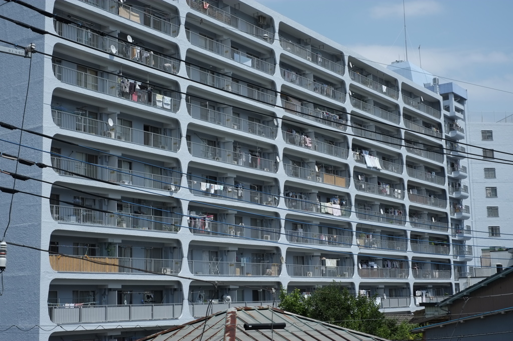 淡い水色のマンション