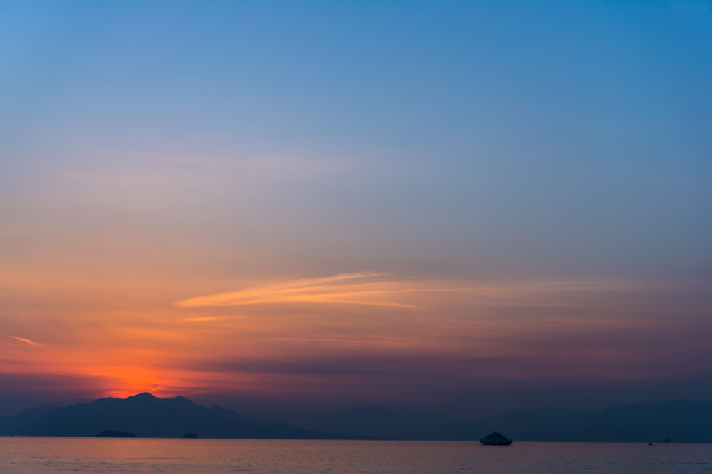 神の島に沈む