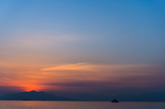 神の島に沈む
