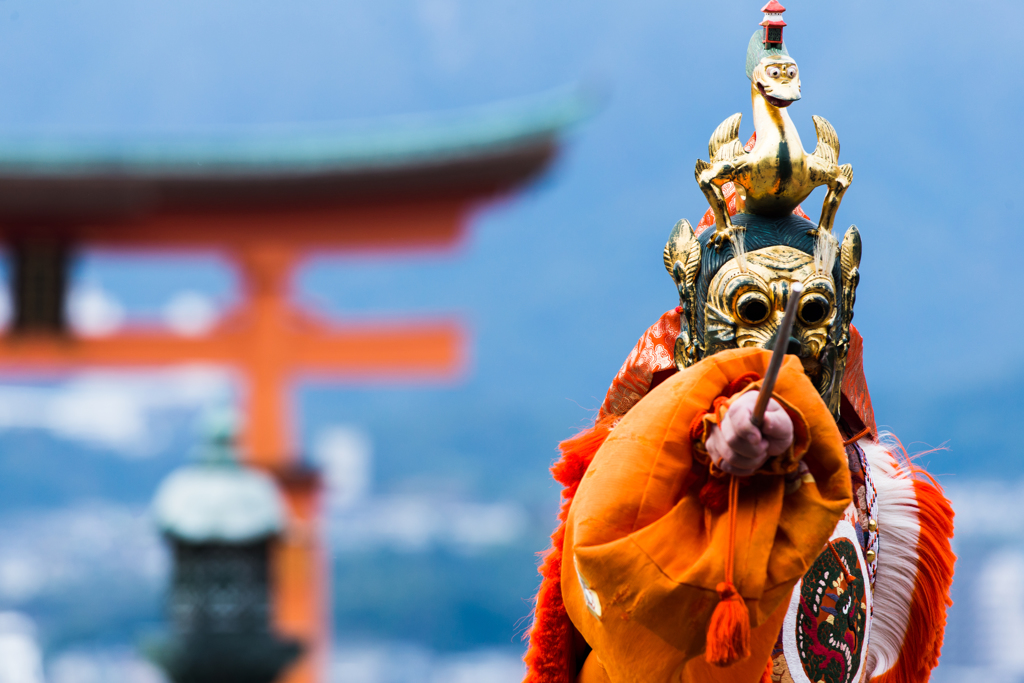 神の島で舞う