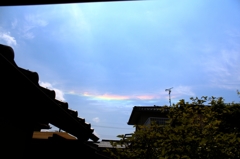 光の反射で雲が虹色に