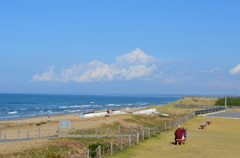 老夫婦と海（寒いよ）