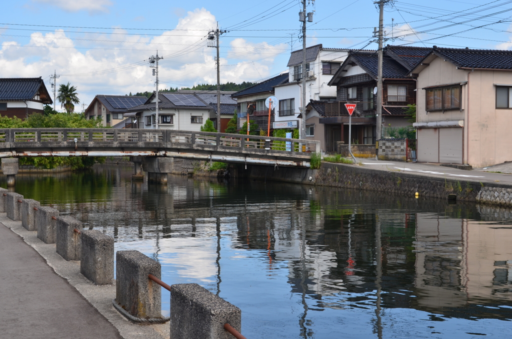 川のある町