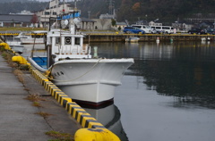 雨の日イカ釣り船