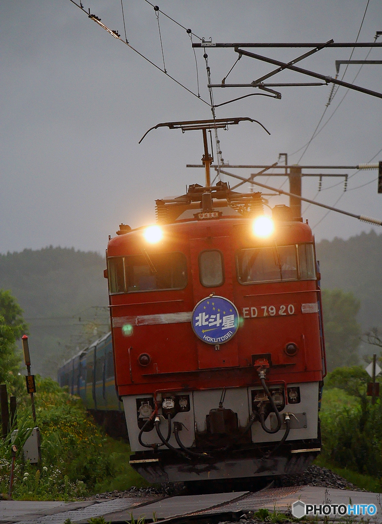2015.08.18 今朝の8007ﾚ：雨中を駆け抜けて(1)