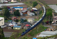 2015.05.08 今朝の8007ﾚ：築堤を走る北斗星