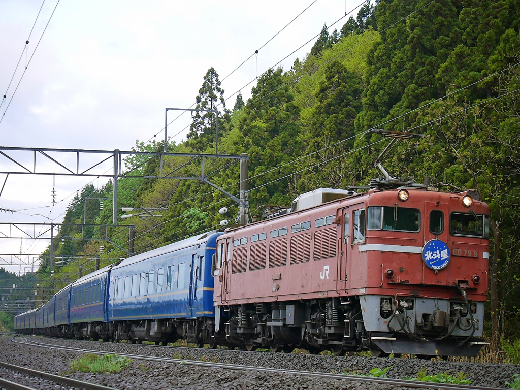 2015.05.10 今朝の8007ﾚ：小雨降る中を