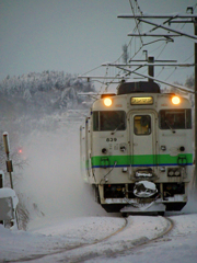 2015.02.11 雪煙あげる始発列車