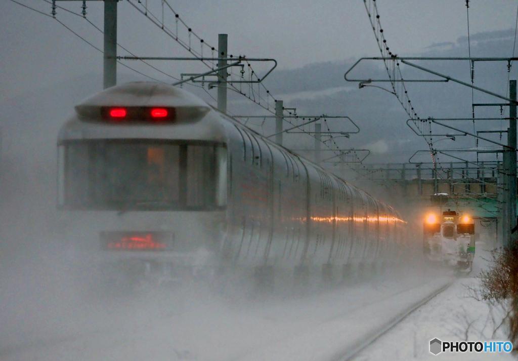 2016.02.03 今朝の8009ﾚ：キハ４０と雪煙クロス！