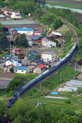 2015.06.02 今朝の8007ﾚ：緑の築堤を駆け抜ける