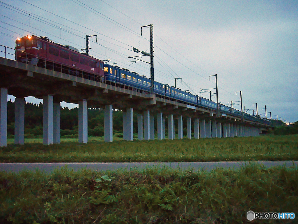 2015.07.04 昨日の202ﾚ：４両増結して夜明けを疾走
