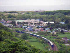 2015.06.07 今朝の8007ﾚ：山間の街を縫って走る