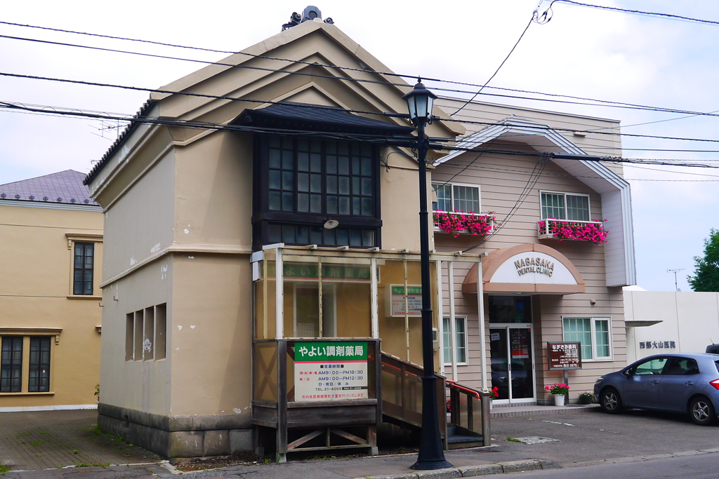 小学校前に建つレトロな薬屋さん