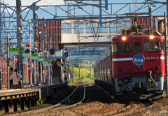 2015.07.05 今朝の8007ﾚ：撮り鉄が集まるホームを通過