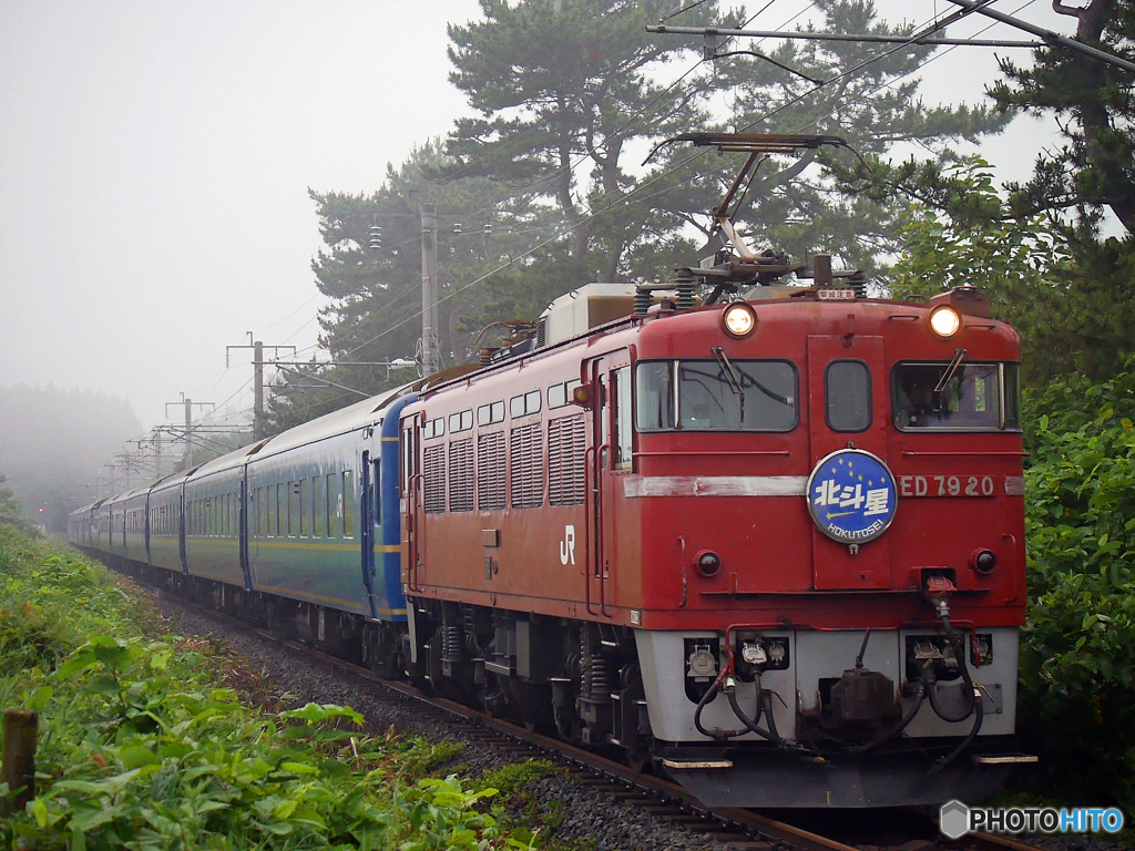 2015.07.23 今朝の8007ﾚ：霧雨の中を往く